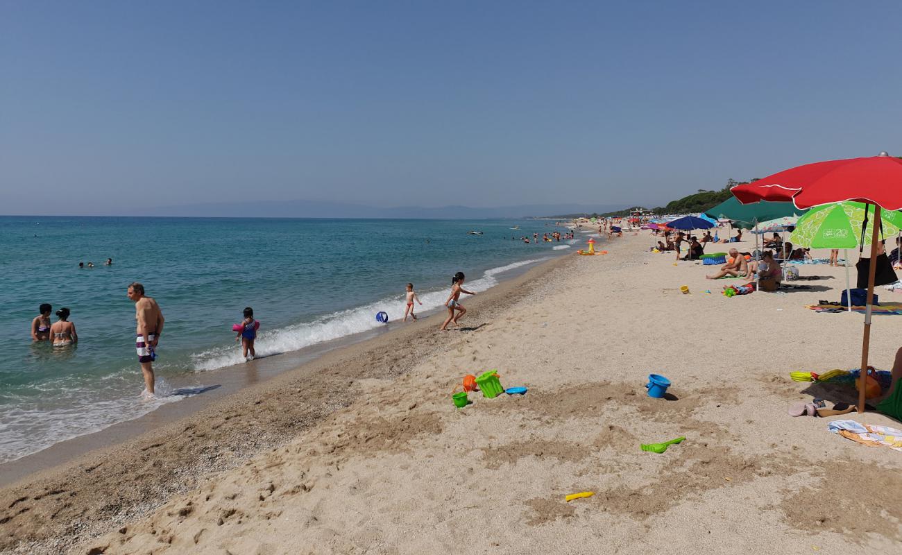 Villaggio Carrao Plajı'in fotoğrafı parlak kum yüzey ile