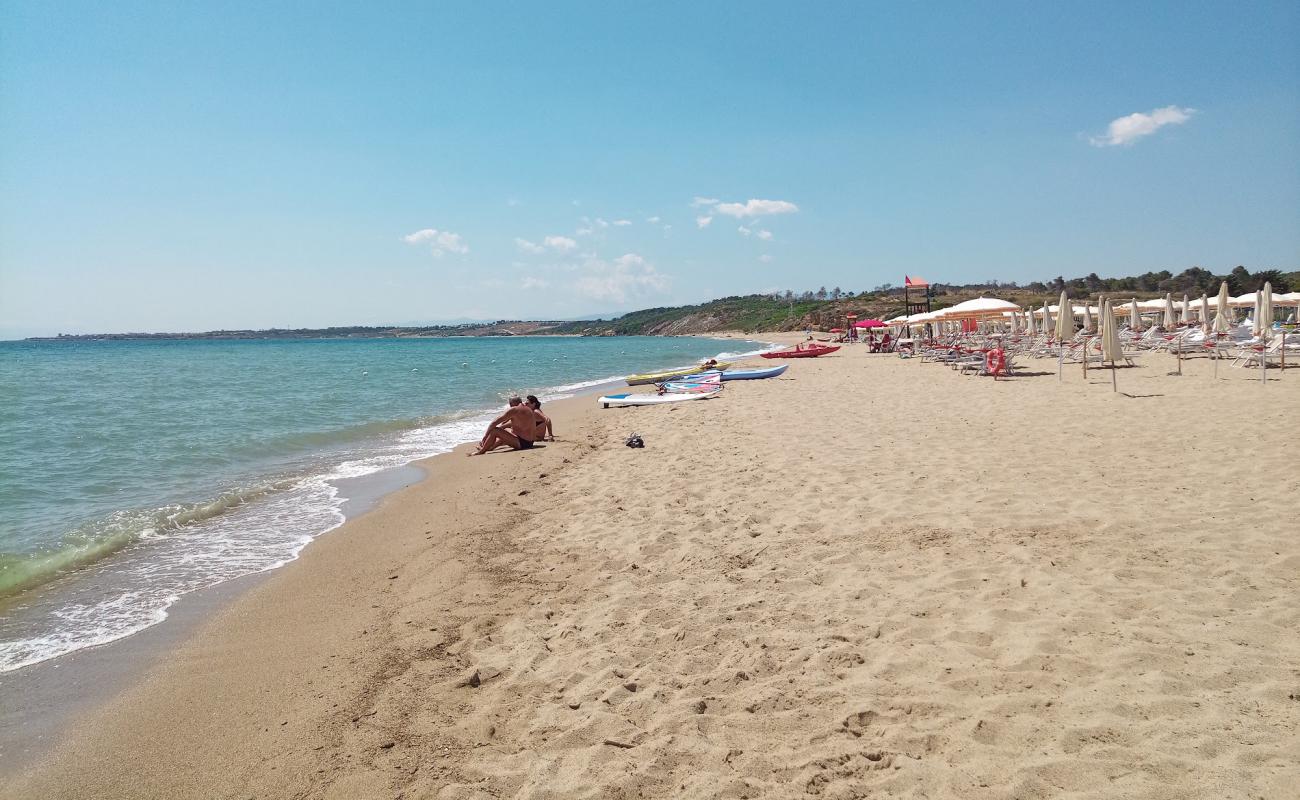 Fiume Capo beach'in fotoğrafı kahverengi kum yüzey ile