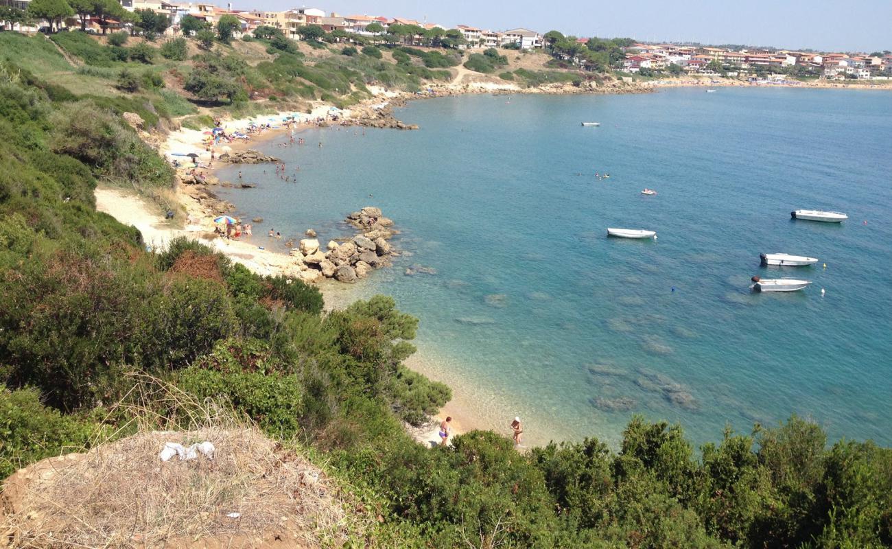 Capo Rizzuto beach'in fotoğrafı açık bej kum yüzey ile