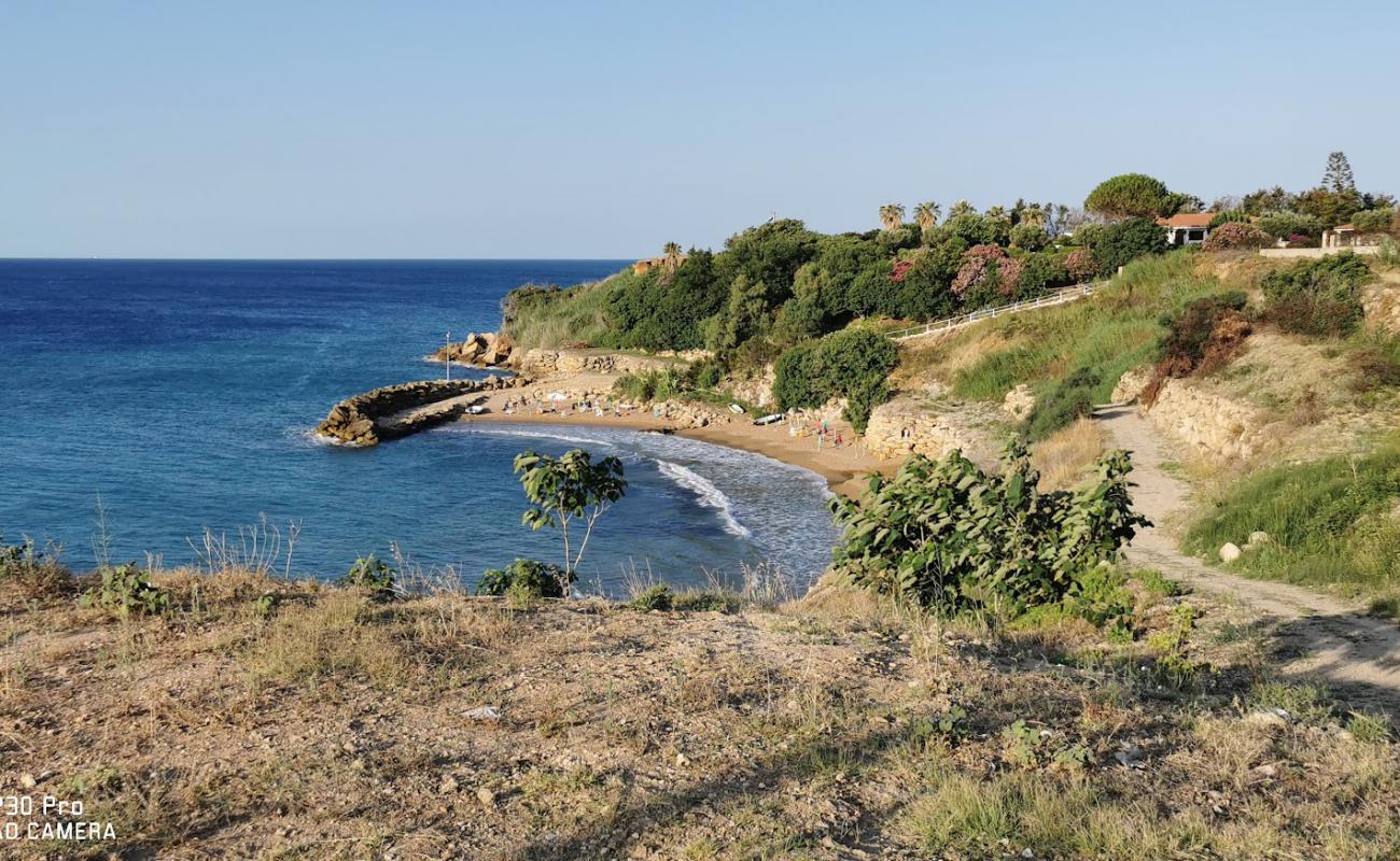 Spiaggia Capo Bianco'in fotoğrafı kahverengi kum yüzey ile