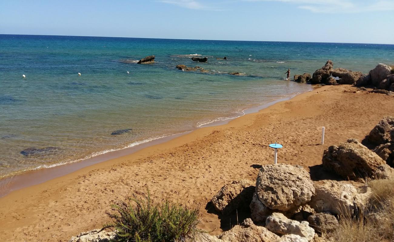 Fratte III beach'in fotoğrafı i̇nce kahverengi kum yüzey ile