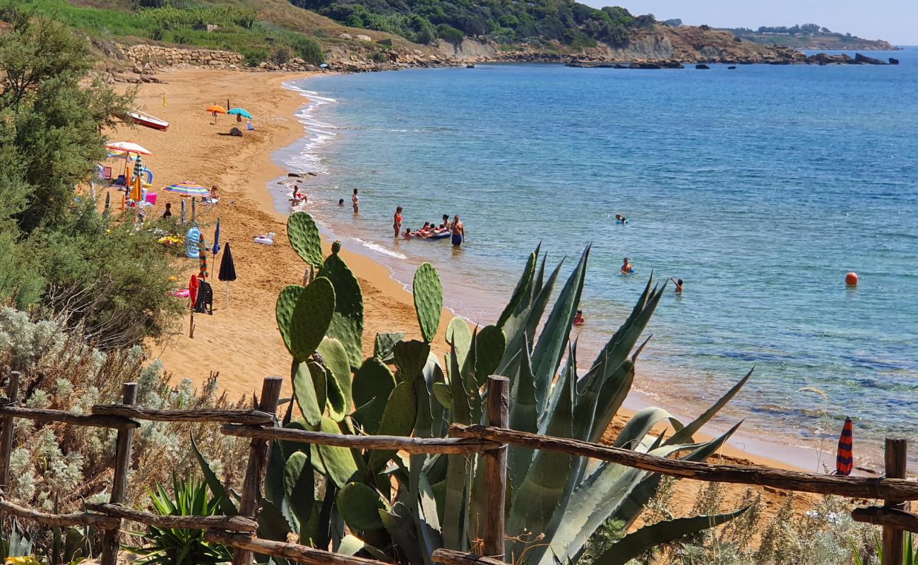 Alfieri beach'in fotoğrafı kahverengi kum yüzey ile