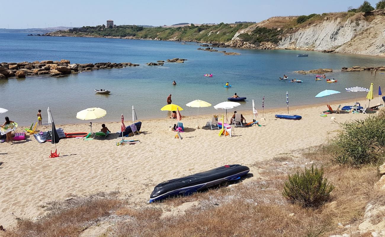 Baia dei Greci'in fotoğrafı kahverengi kum yüzey ile