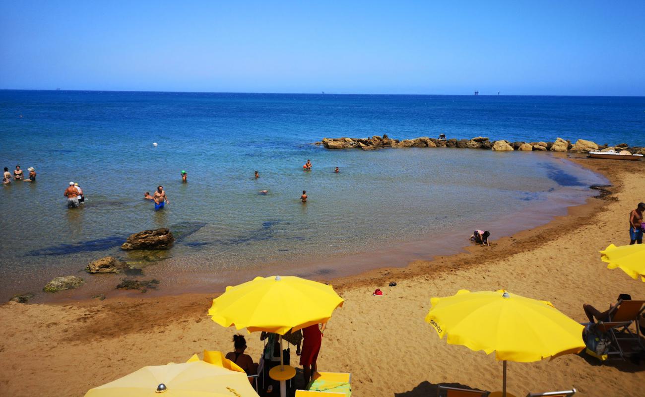 Spiaggia di Via Makalla'in fotoğrafı kahverengi kum yüzey ile