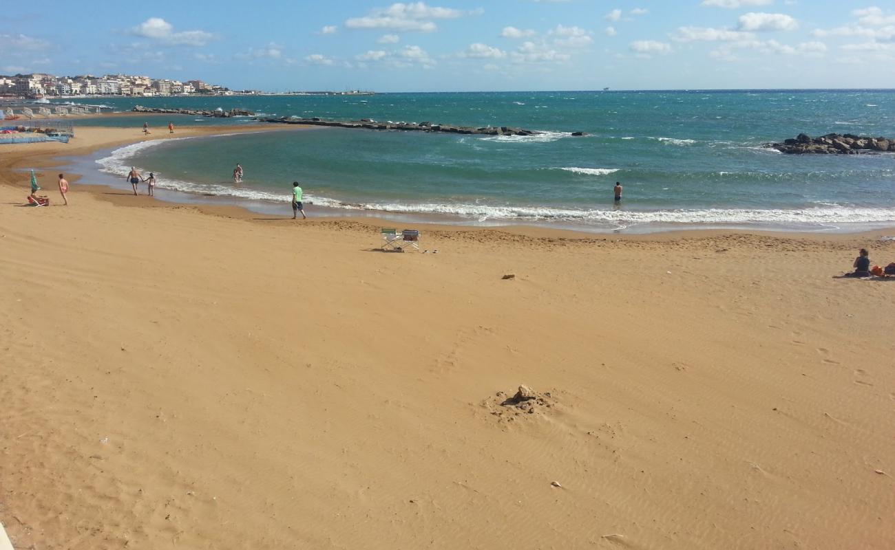 Crotone beach II'in fotoğrafı kahverengi kum yüzey ile