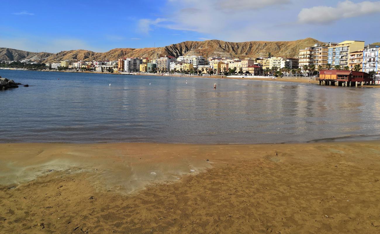 Crotone beach'in fotoğrafı kahverengi kum yüzey ile