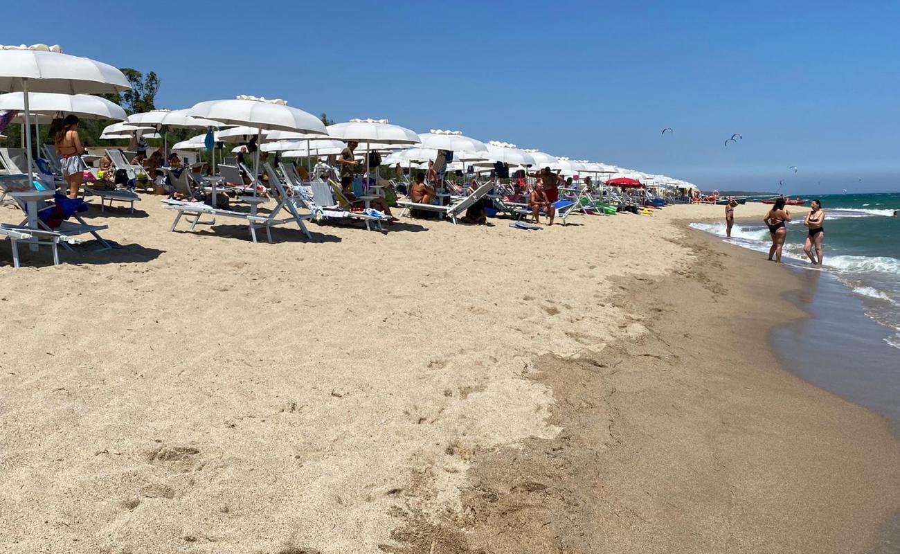 Crotone Long Beach'in fotoğrafı açık bej kum yüzey ile