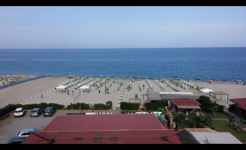 White beach'in fotoğrafı parlak kum yüzey ile