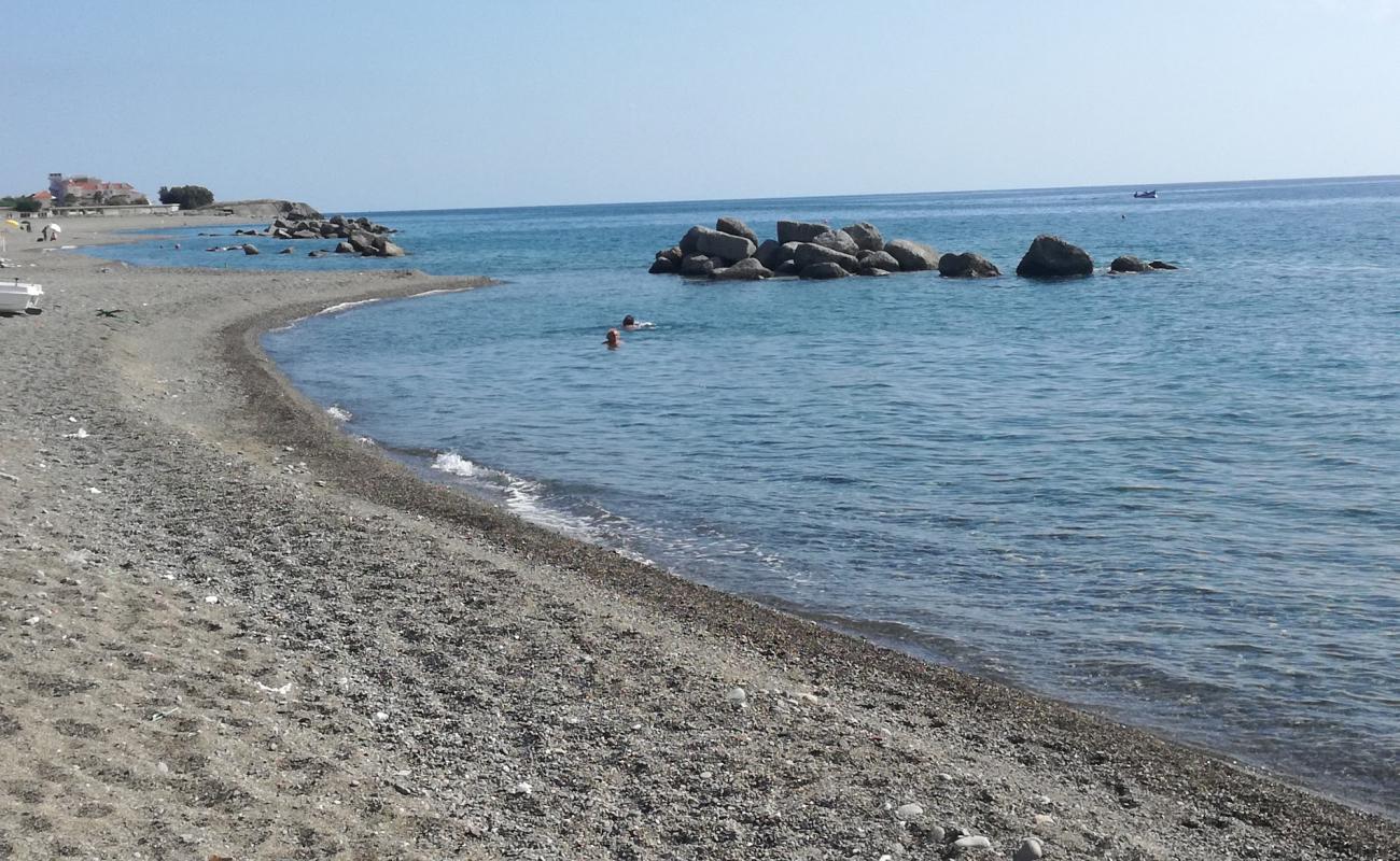 Ciro' Marina beach'in fotoğrafı hafif ince çakıl taş yüzey ile