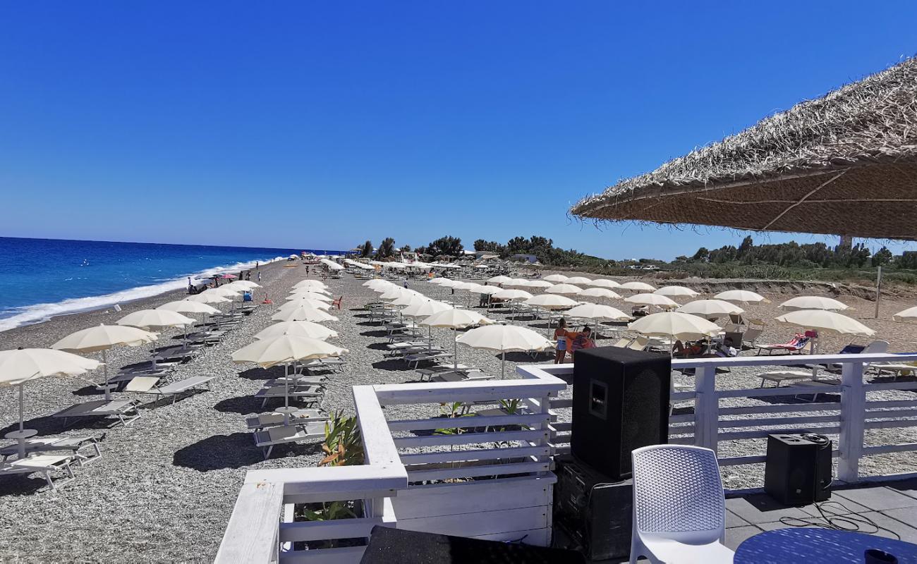 Spiaggia di Punta Alice'in fotoğrafı küçük gri çakıllar yüzey ile