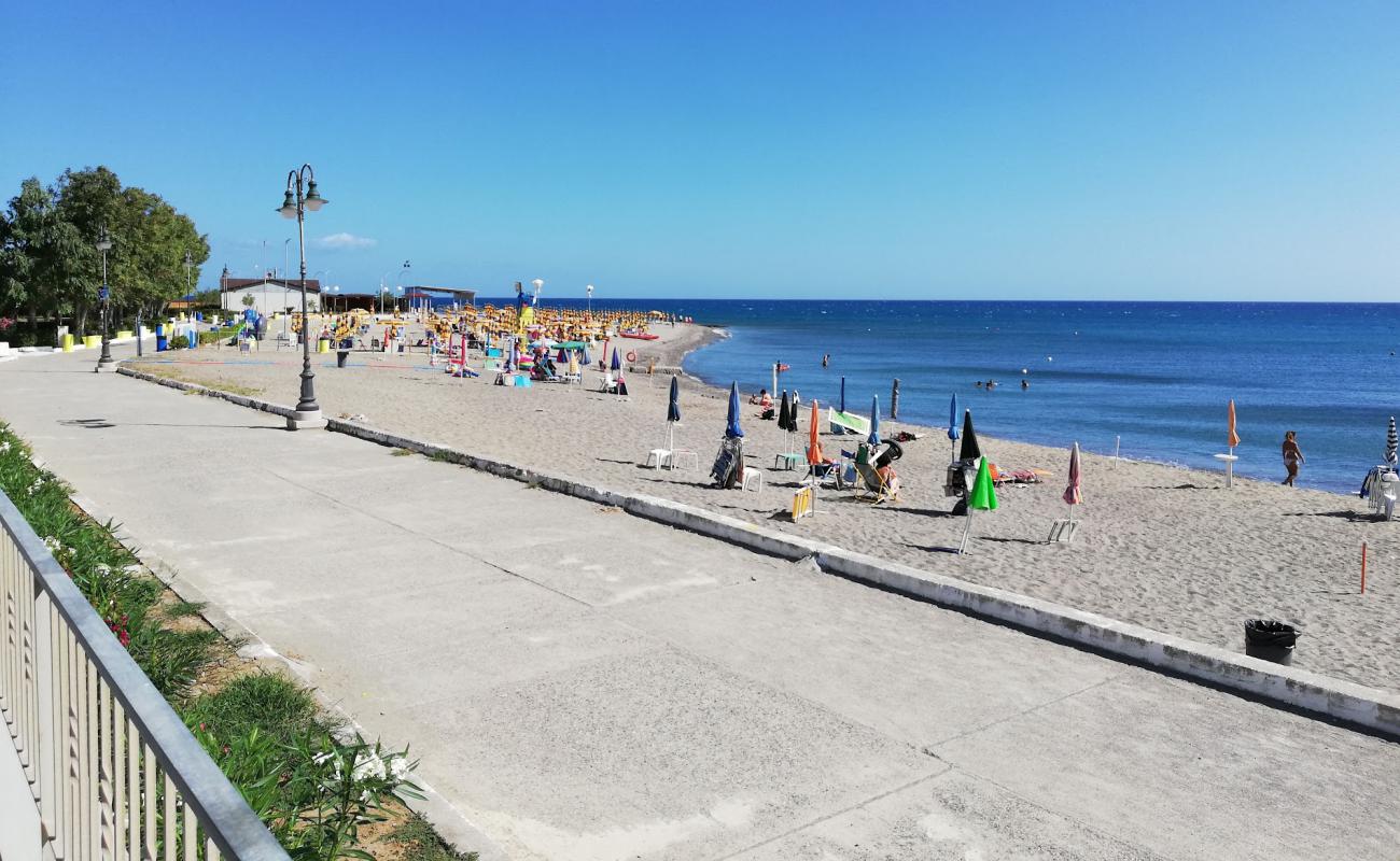 Marina di Mandatoriccio'in fotoğrafı kahverengi kum yüzey ile