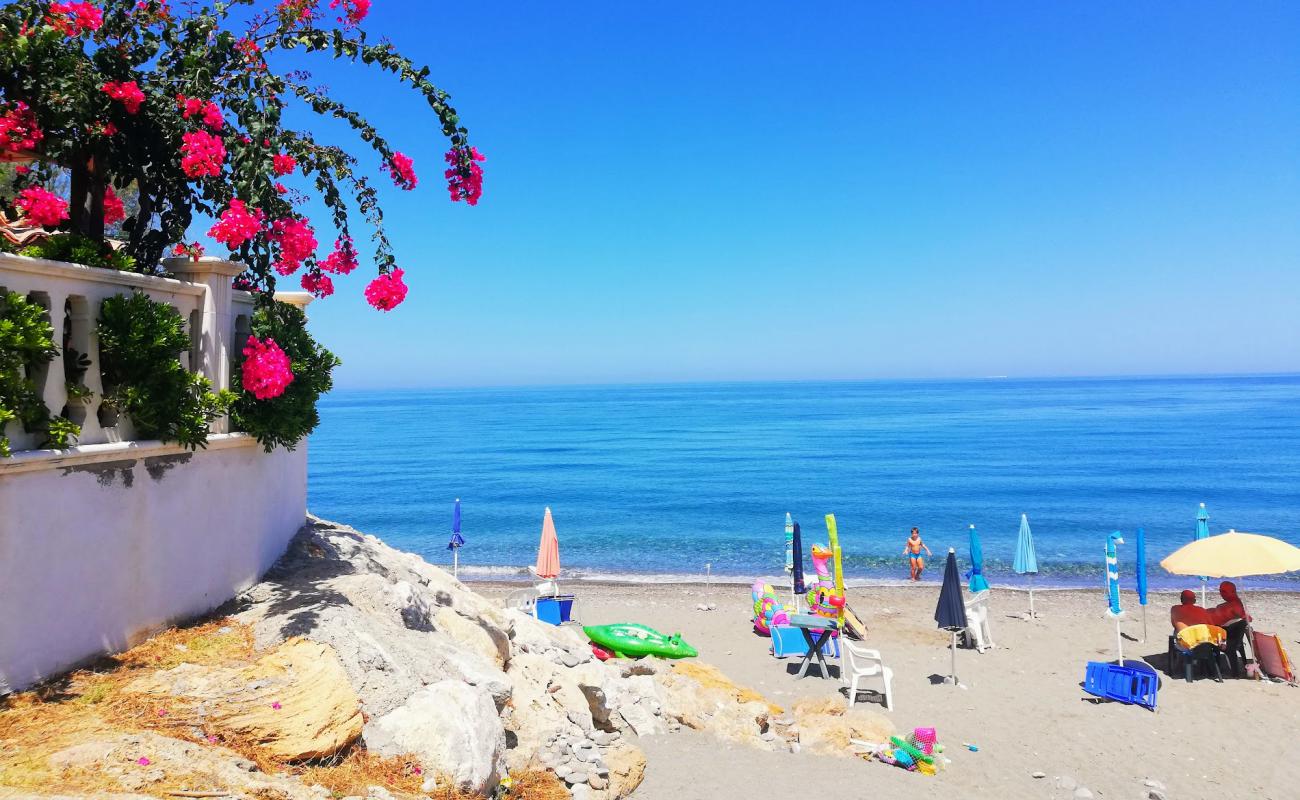 Mirto beach'in fotoğrafı gri kum ve çakıl yüzey ile