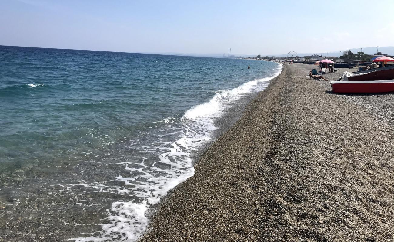 Schiavonea beach'in fotoğrafı koyu i̇nce çakıl yüzey ile