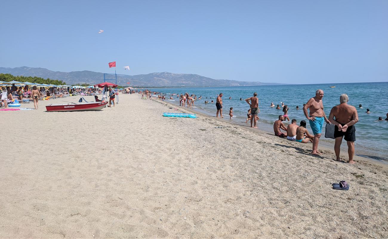 Bruscata Grande beach'in fotoğrafı parlak kum yüzey ile