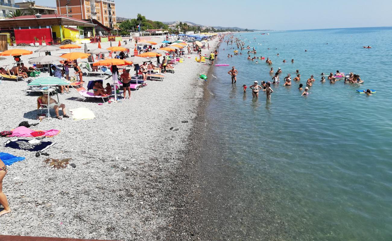 Trebisacce beach'in fotoğrafı gri çakıl taşı yüzey ile