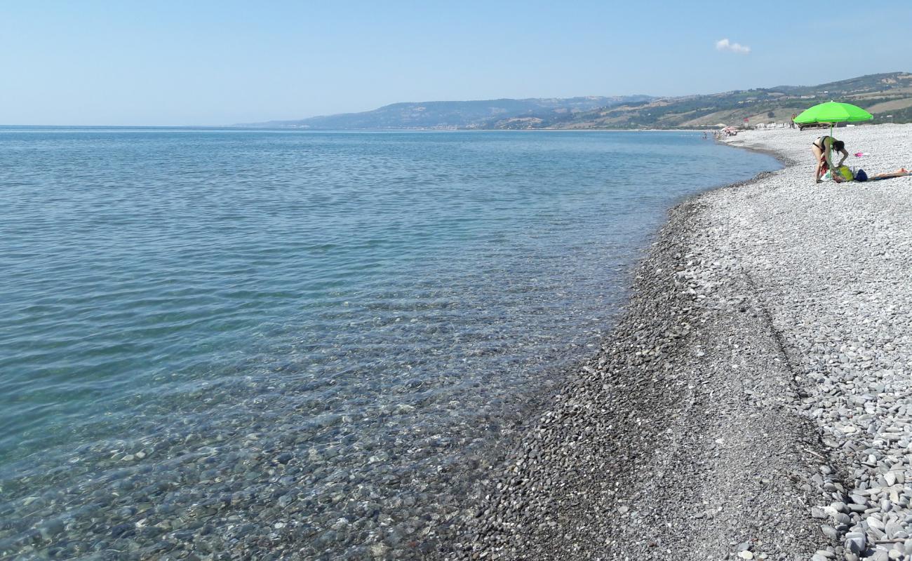 Spiaggia Rocca Imperiale'in fotoğrafı gri çakıl taşı yüzey ile