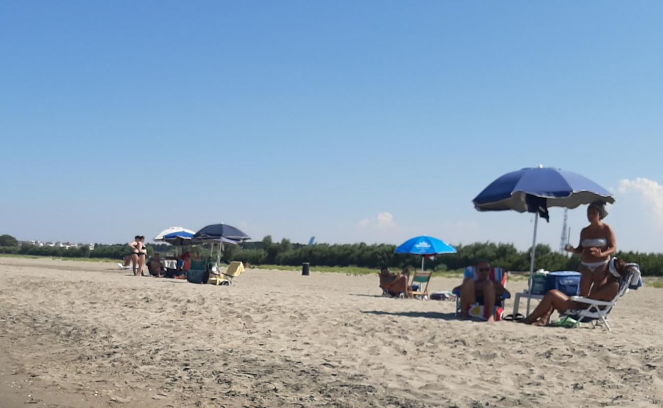 Spiaggia di Barletta'in fotoğrafı kahverengi kum yüzey ile