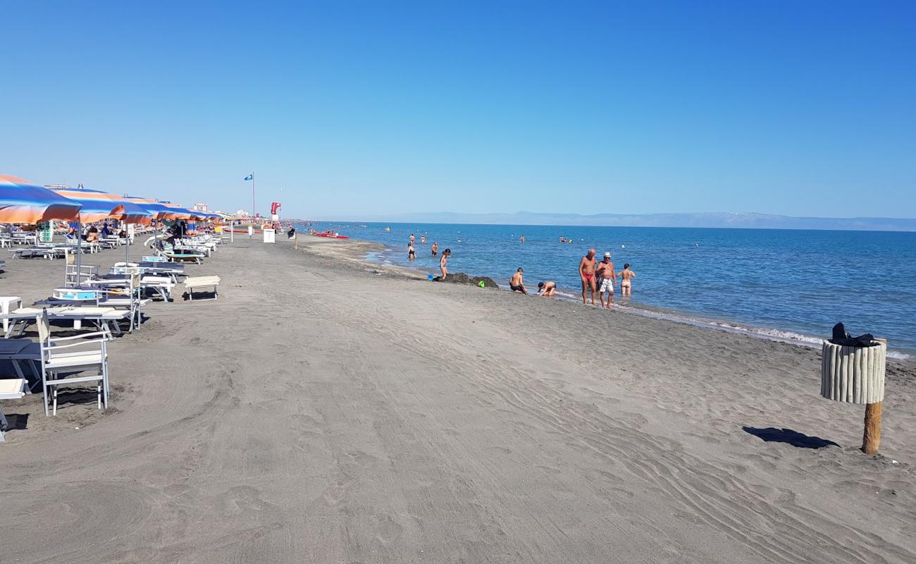 Margherita di Savoia Beach'in fotoğrafı kahverengi kum yüzey ile