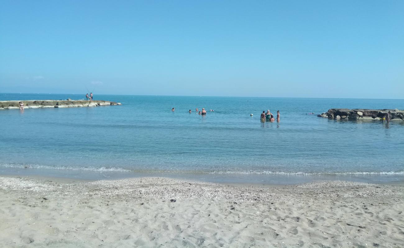 Margherita di Savoia III'in fotoğrafı kahverengi kum yüzey ile