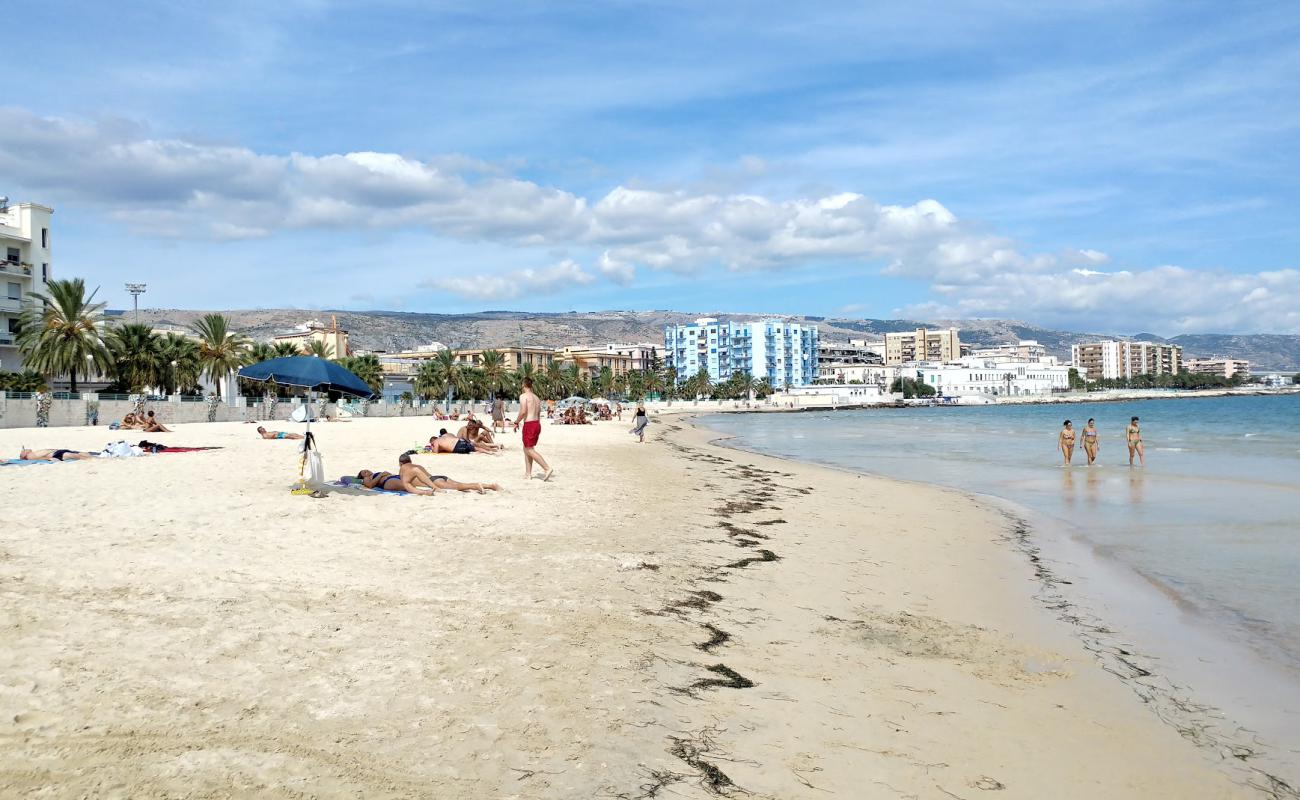 Spiaggia Manfredonia'in fotoğrafı açık bej kum yüzey ile