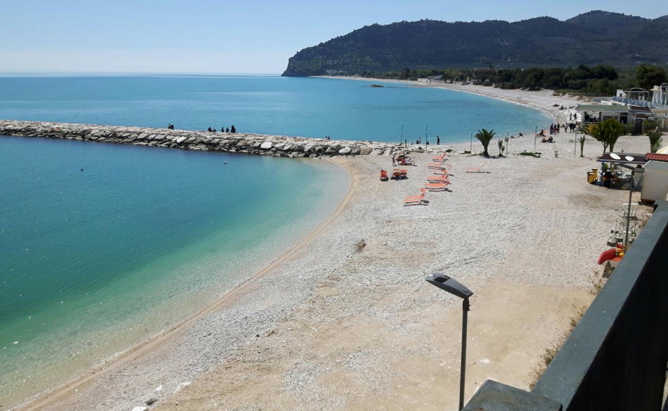 Spiaggia di Piana di Mattinata'in fotoğrafı hafif ince çakıl taş yüzey ile