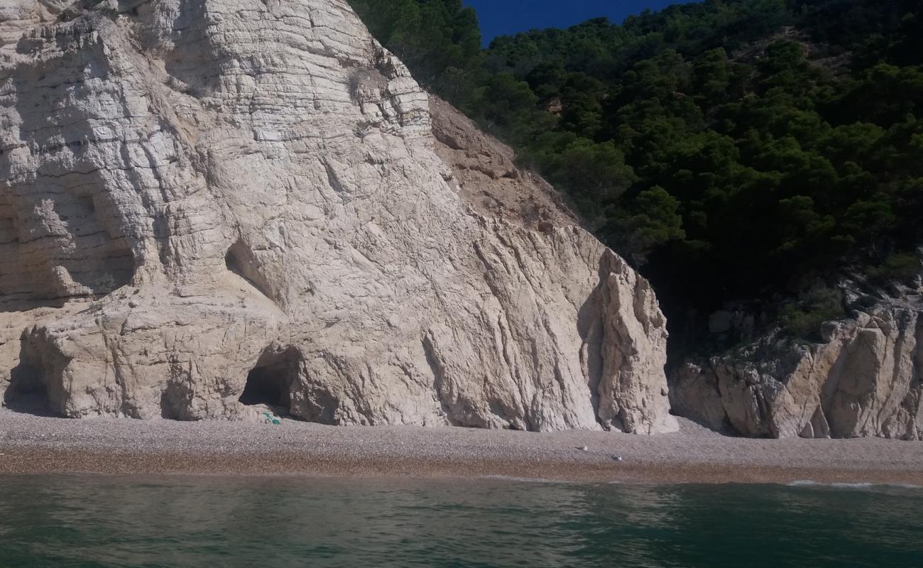 Baia Rossa'in fotoğrafı küçük bej çakıl yüzey ile