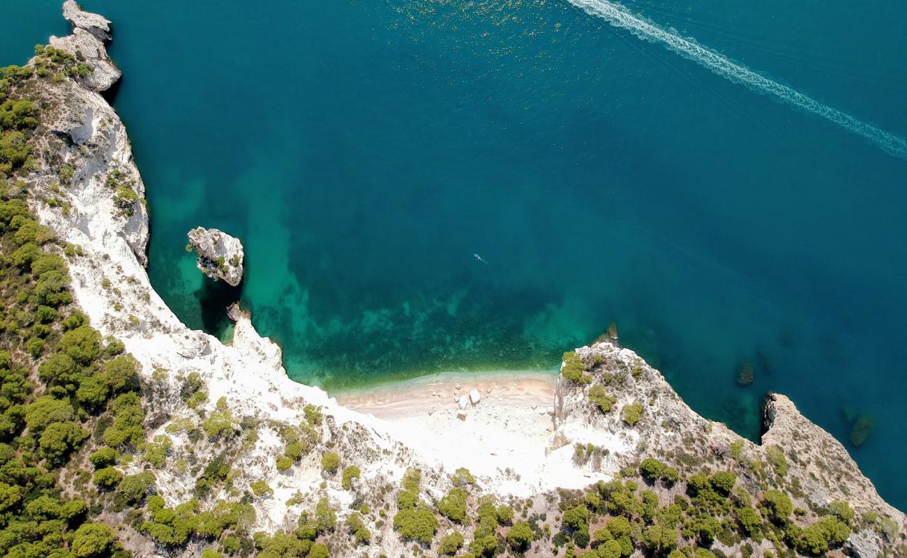 Cala della Pipa'in fotoğrafı küçük bej çakıl yüzey ile