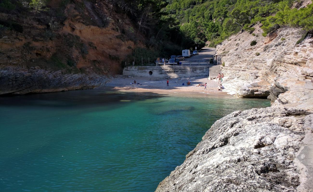 Baia della Pergola'in fotoğrafı bej kum ve çakıl yüzey ile