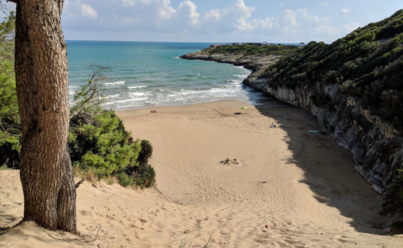 Spiaggia Stretta'in fotoğrafı kahverengi kum yüzey ile