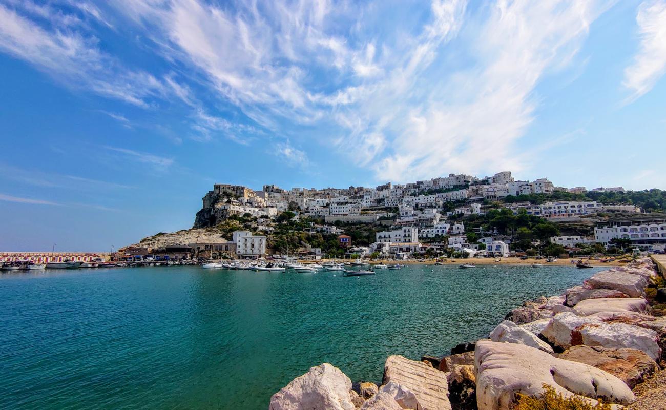 Peschici Plajı'in fotoğrafı i̇nce kahverengi kum yüzey ile