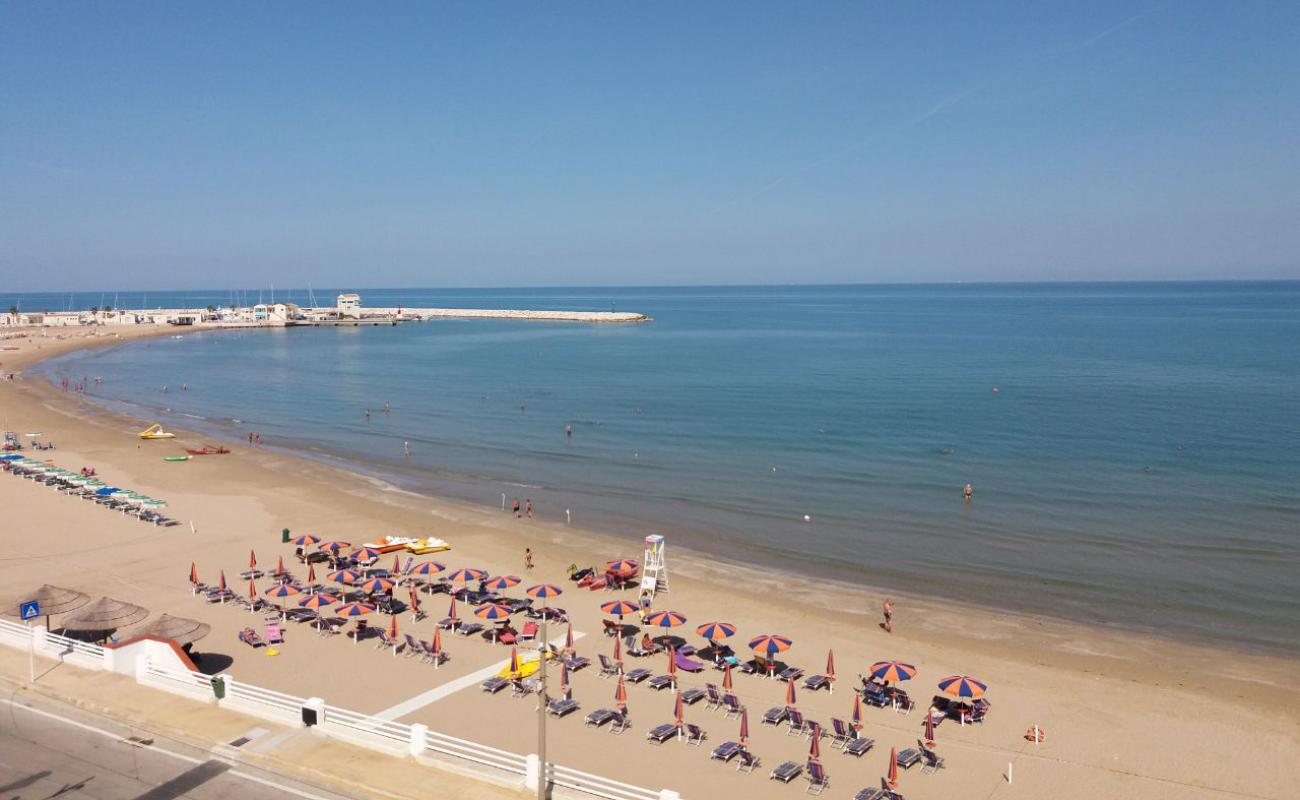 Spiaggia di Levante'in fotoğrafı açık bej kum yüzey ile