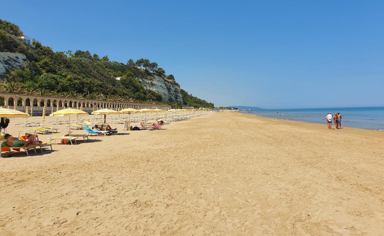 Spiaggia di Ponente'in fotoğrafı kahverengi kum yüzey ile