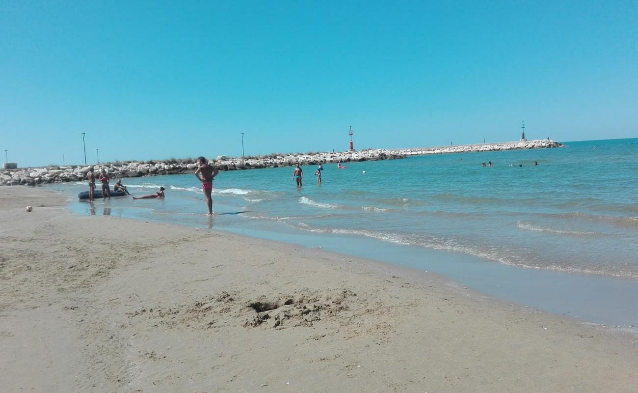 Spiaggia di Foce Varano'in fotoğrafı kahverengi kum yüzey ile