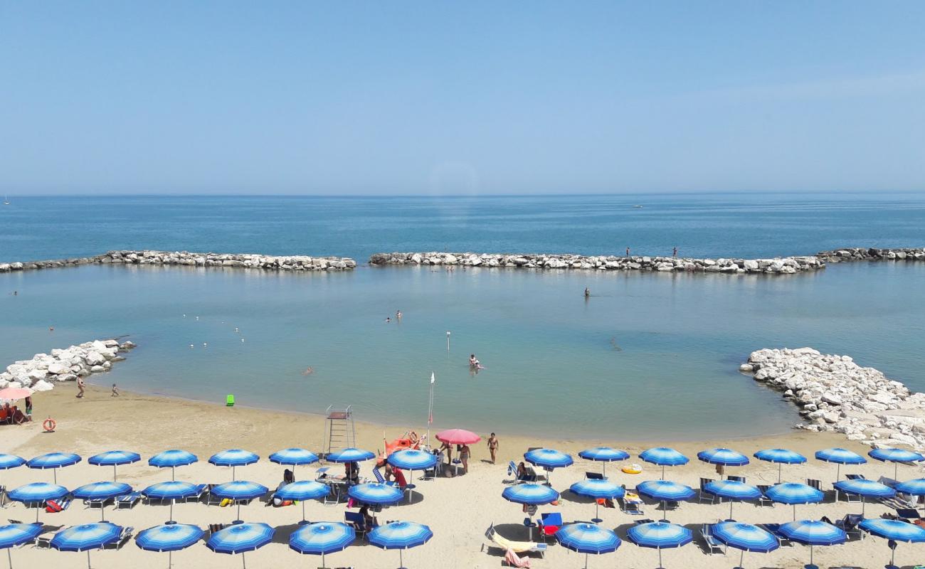 Marina di Montenero'in fotoğrafı i̇nce kahverengi kum yüzey ile