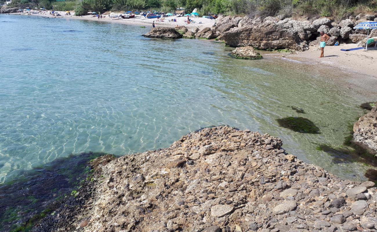 Scogliera di Casarza'in fotoğrafı bej çakıl yüzey ile