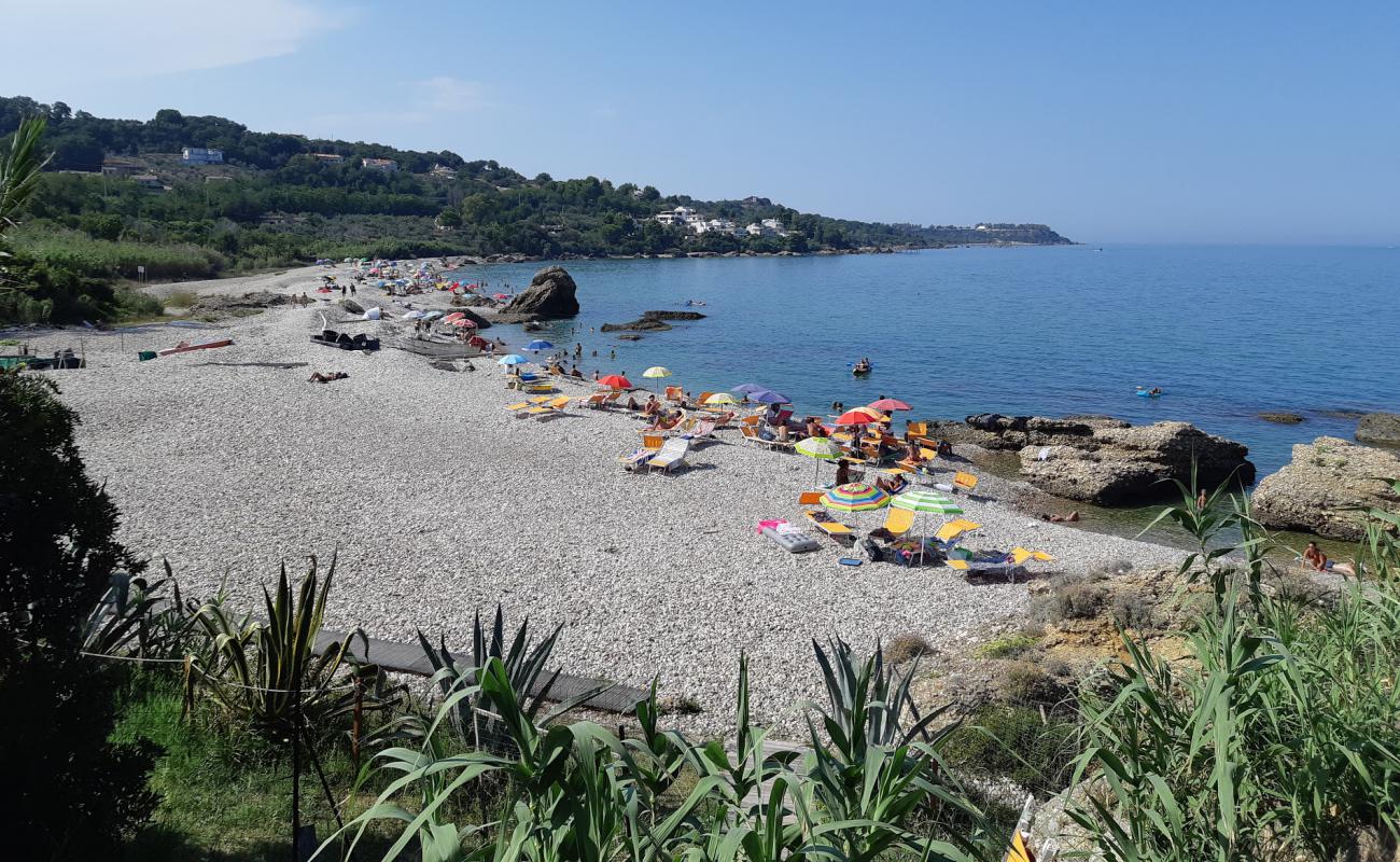 Spiaggia di San Nicola'in fotoğrafı hafif çakıl yüzey ile