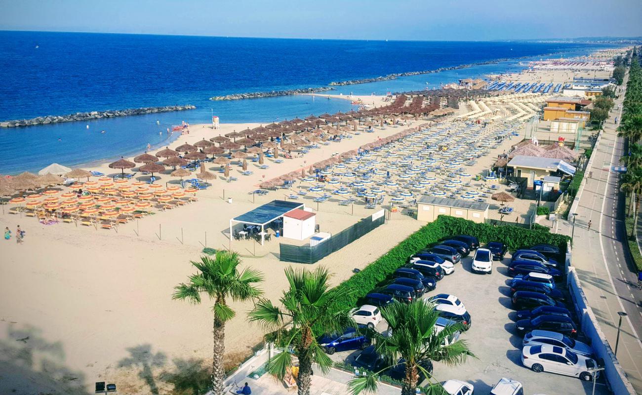 Spiaggia Montesilvano'in fotoğrafı parlak ince kum yüzey ile