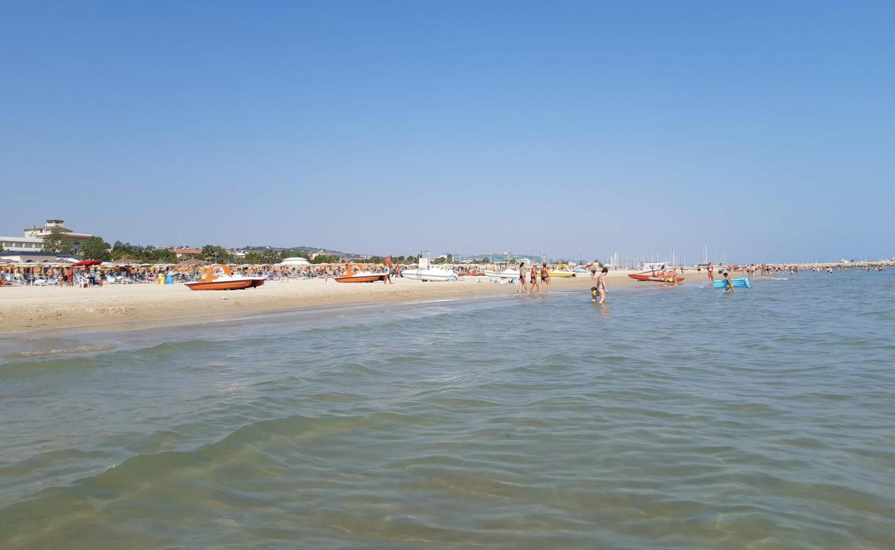 Spiaggia di Giulianova'in fotoğrafı açık bej kum yüzey ile