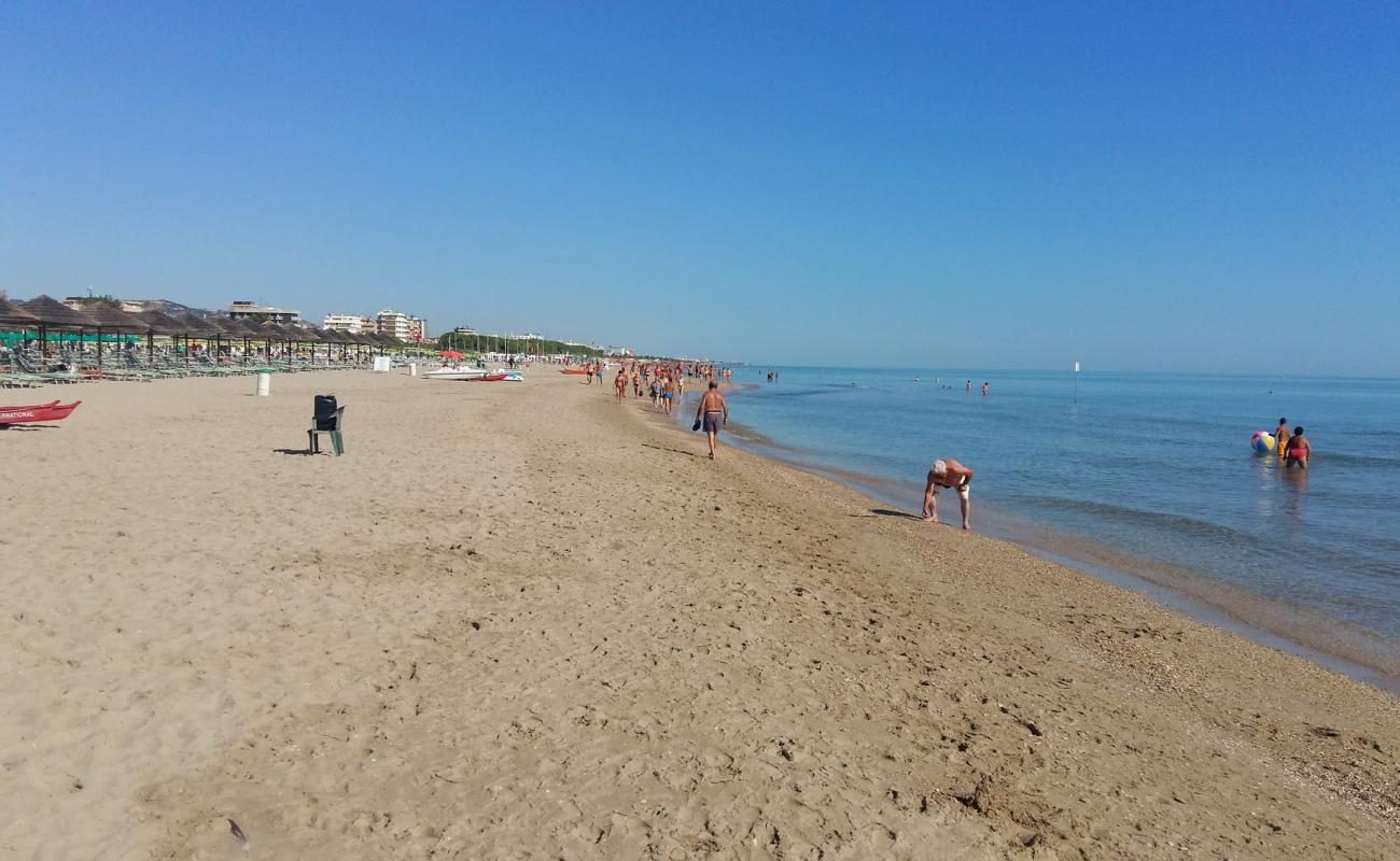 Tortoreto Lido'in fotoğrafı parlak ince kum yüzey ile