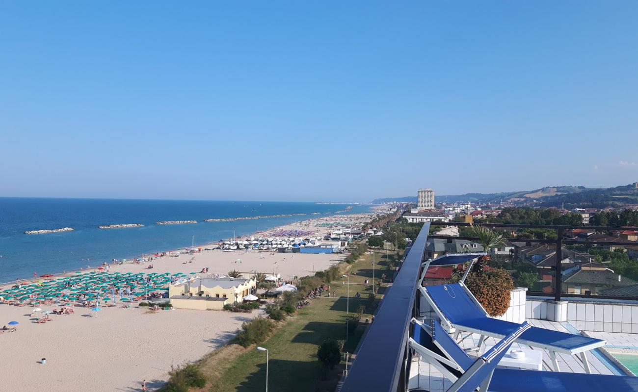 Spiaggia di Porto San Giorgio'in fotoğrafı açık bej kum yüzey ile