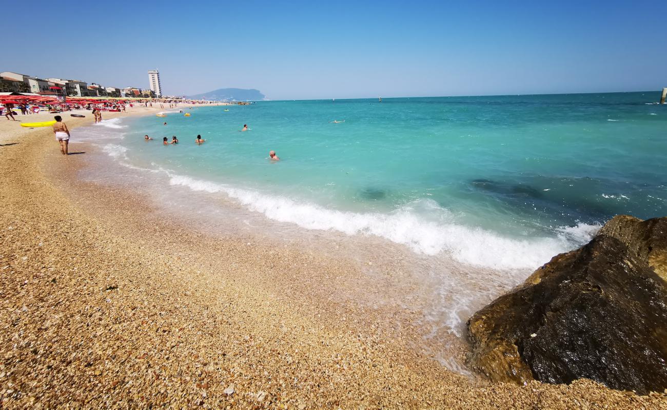 Spiaggia Porto Recanati'in fotoğrafı hafif ince çakıl taş yüzey ile