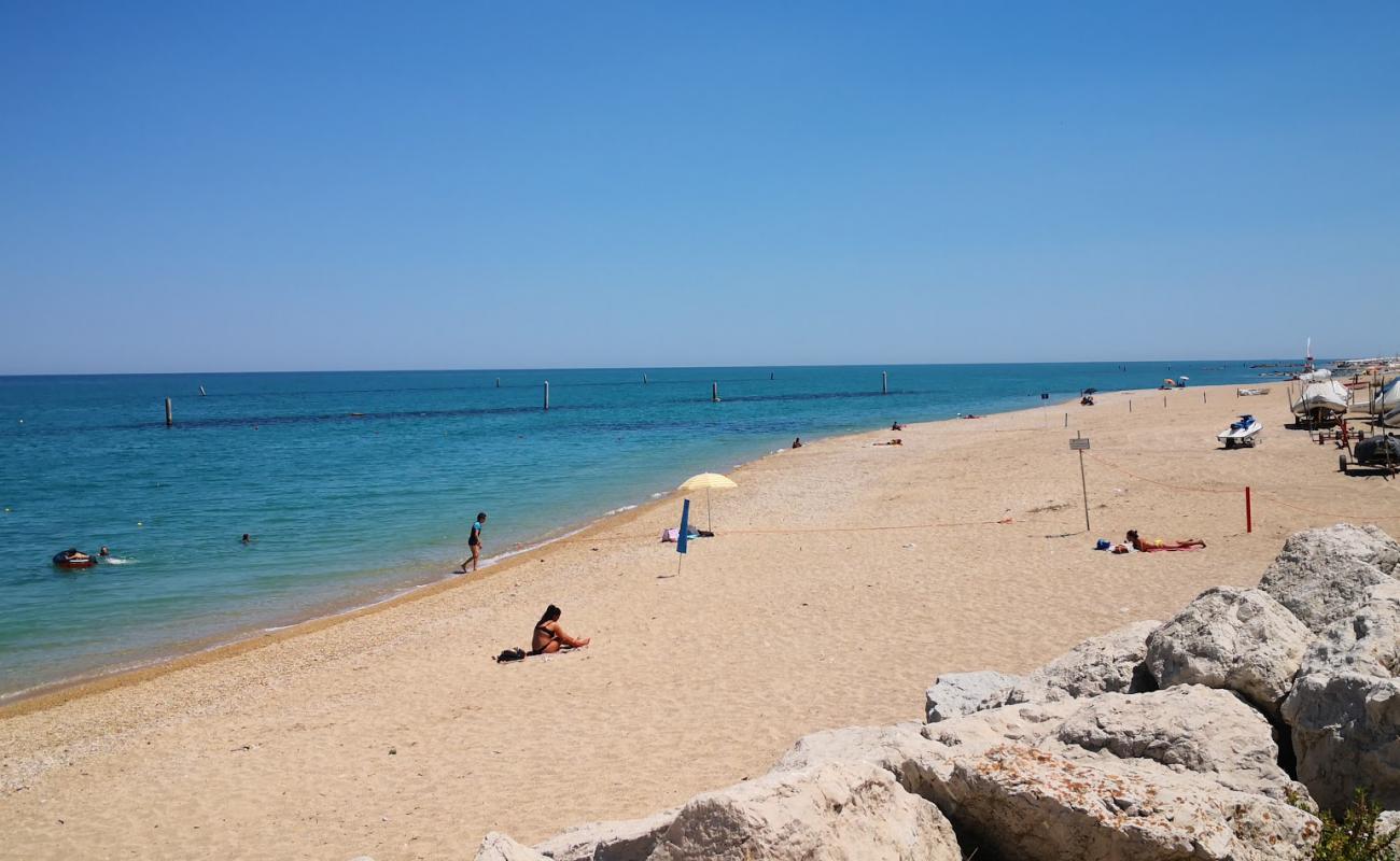 Spiaggia della Montecatini'in fotoğrafı çakıl ile kum yüzey ile