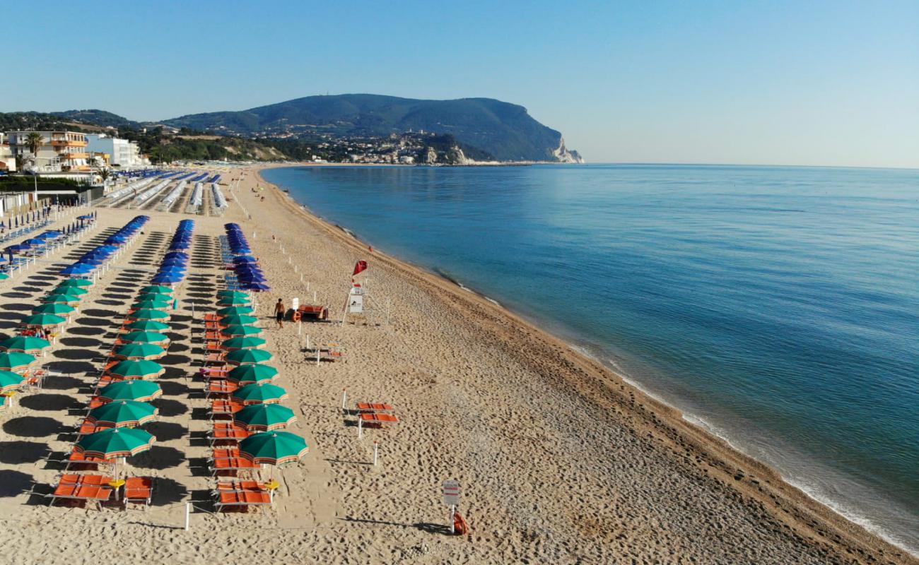 Marcelli Beach'in fotoğrafı küçük bej çakıl yüzey ile