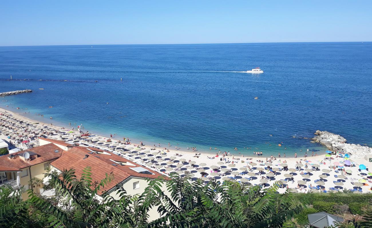 Numana Alta Plajı'in fotoğrafı küçük bej çakıl yüzey ile