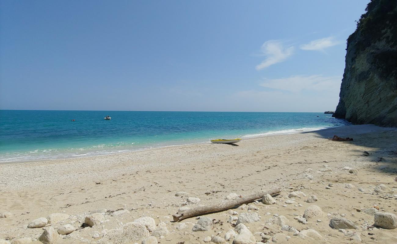 Spiaggia dei Gabbiani'in fotoğrafı beyaz çakıl taş yüzey ile