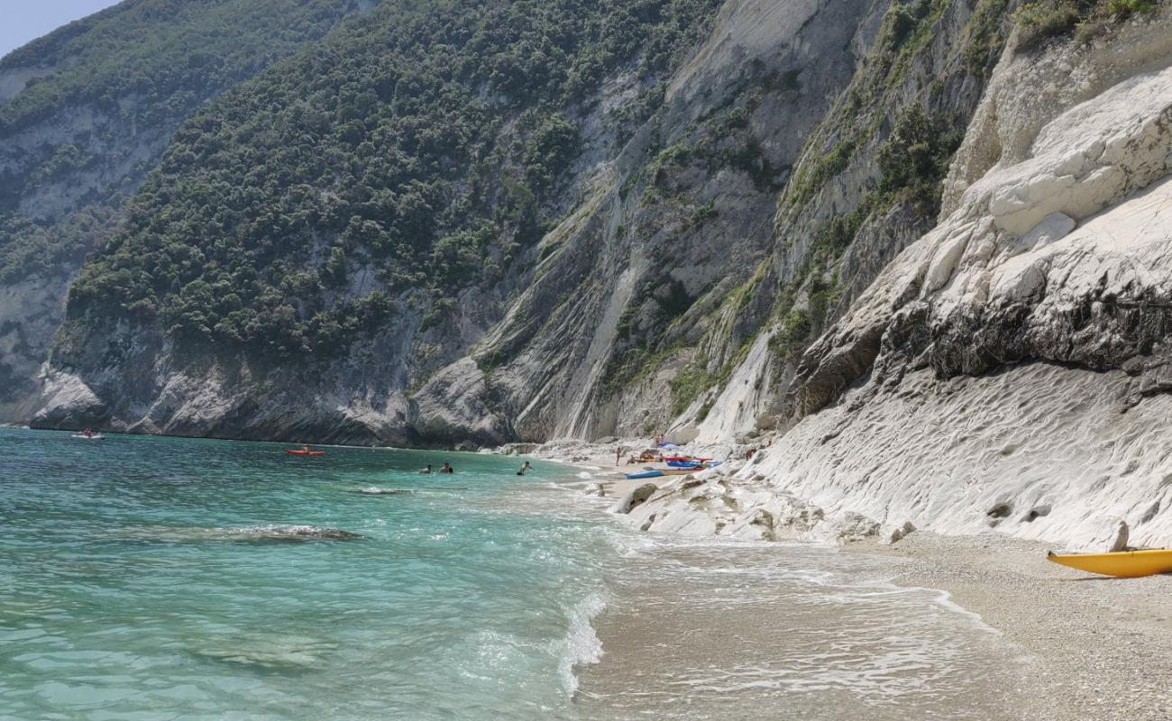 Spiaggia dei Sassi Bianchi'in fotoğrafı beyaz çakıl taş yüzey ile