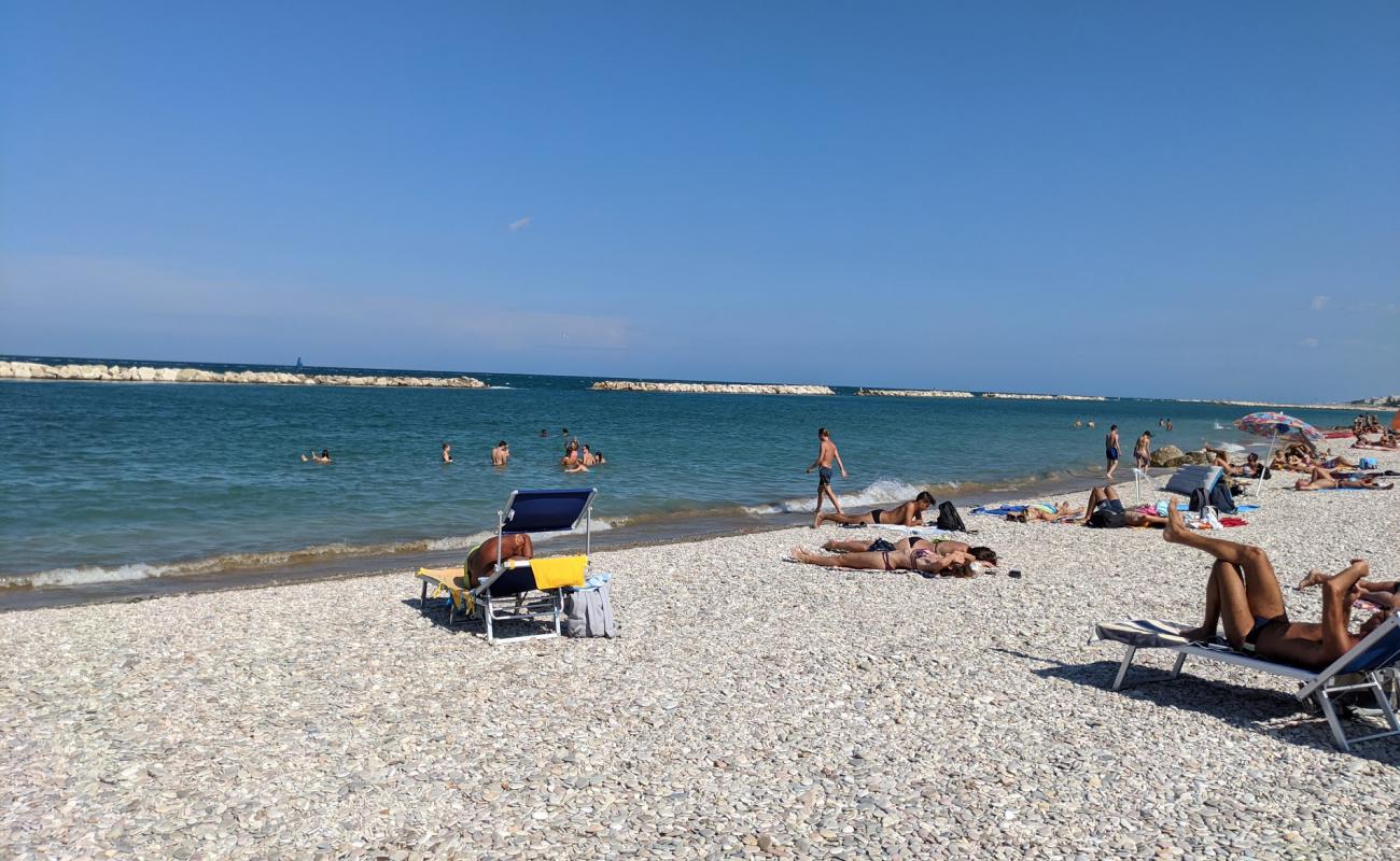 Spiaggia Sassonia di Fano'in fotoğrafı gri çakıl taşı yüzey ile