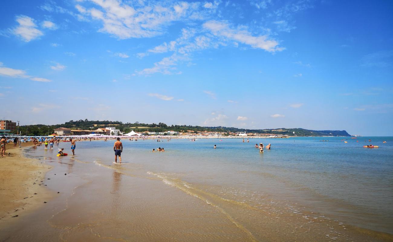 Lido di Fano Beach'in fotoğrafı açık bej kum yüzey ile