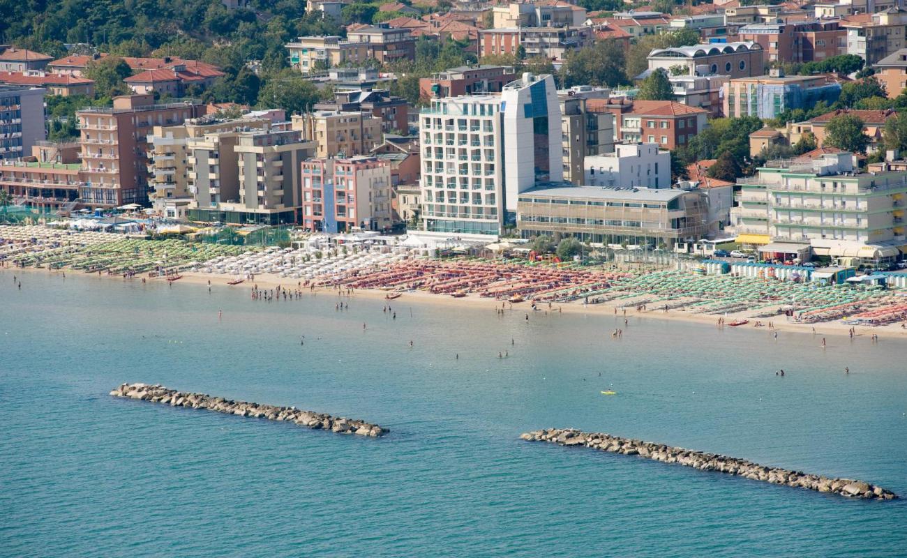 Pesaro beach'in fotoğrafı parlak ince kum yüzey ile