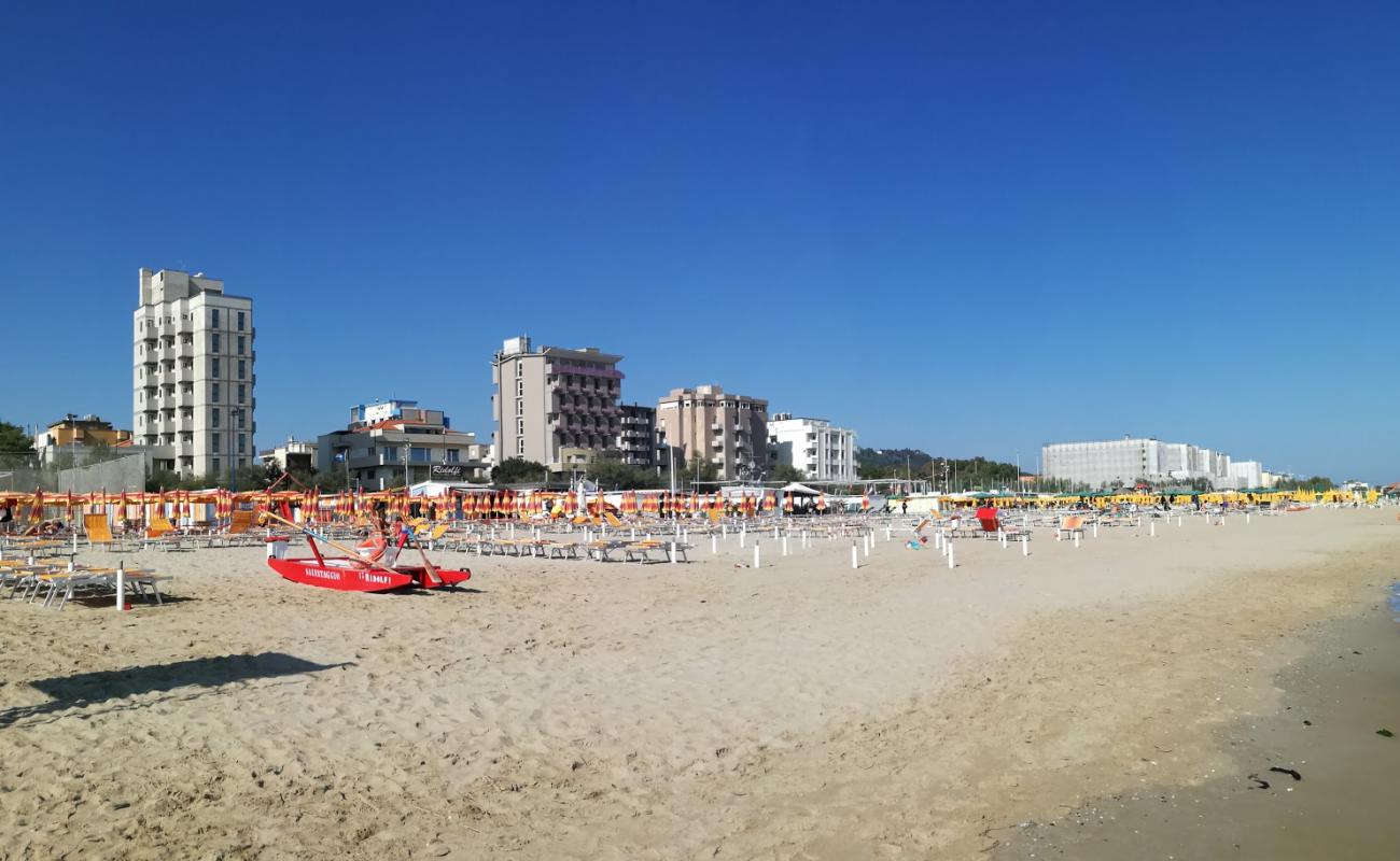 Pesaro beach II'in fotoğrafı parlak ince kum yüzey ile